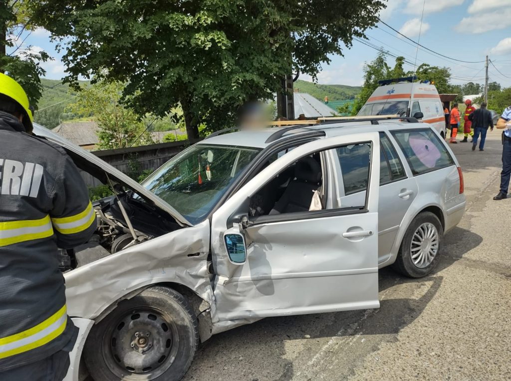 Accident la Dolheștii Mari Doi adulți și un copil au ajuns la spital