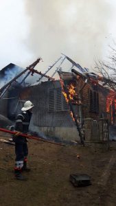 Acoperişul casei a ars pe o suprafață de 60 de metri pătraţi