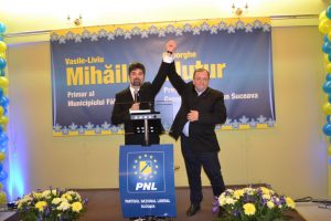 Candidatul PNL, Liviu Mihăilă, alături de Gheorghe Flutur