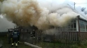 Intervenția pompierilor a fost îngreunată datorită materialelor combustibile din componenţa construcţiei locuinţei