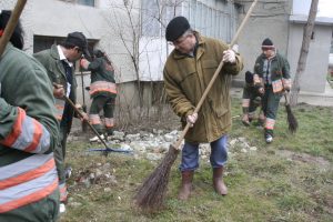 Primarul anunță ca va ieși din nou la măturat, cot la cot cu restul personalului de la domeniul public sursa radiotop.ro