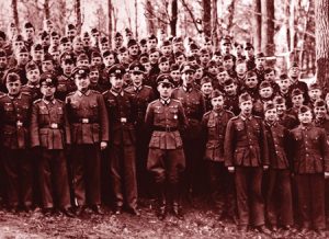 Aproximativ 18.2 milioane de soldaţi au servit în Wehrmacht de-a lungul întregii sale existenţe