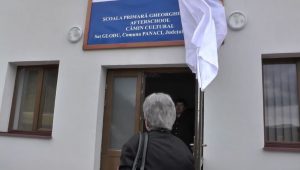 Eugenia Tarca dezvelind placa inaugurala a scolii Gheorghe Tarca