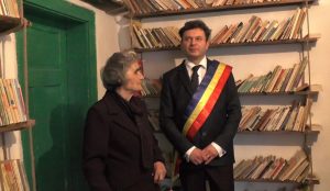 Sotia lui Aurel Campeanu și Vasile Cozan în noua bilioteca din Glodu