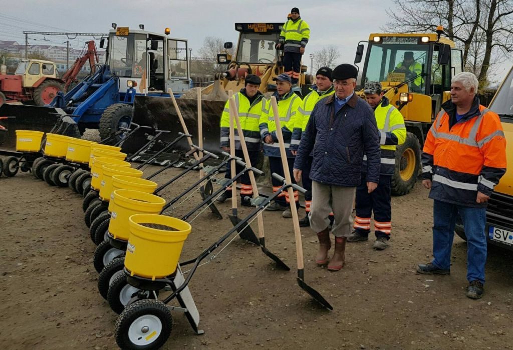 Ion Lungu a verificat numărul utilajelor, starea lor de funcționare şi stocurile de material antiderapant.