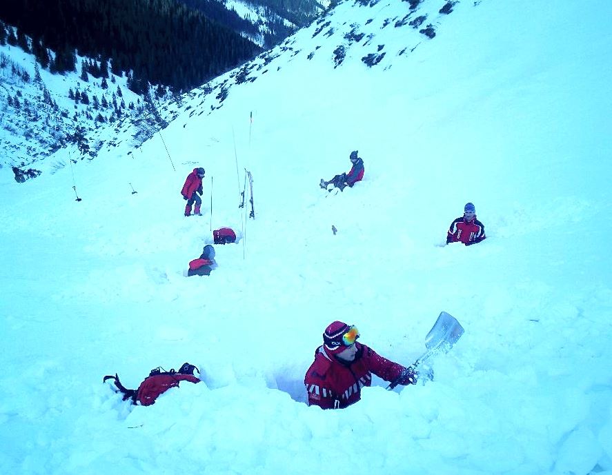 Curs de avalanșă, organizat de Salvamont Suceava în masivul Rarău 