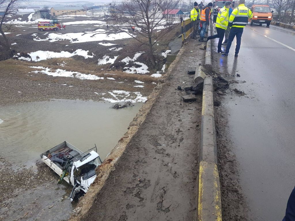 Un mort și doi răniți, după ce o camionetă a căzut de pe un pod, la Milișăuți