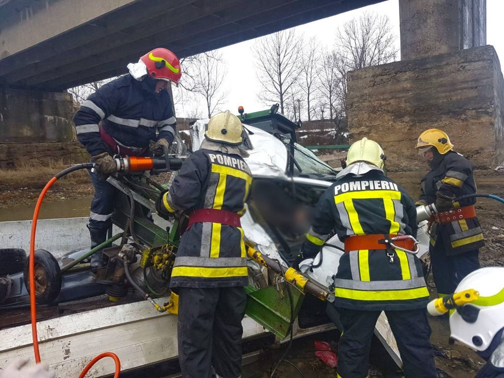 Un mort și doi răniți, după ce o camionetă a căzut de pe un pod, la Milișăuți