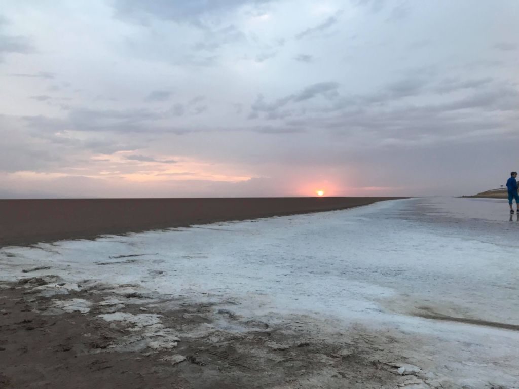 Răsărit de soare pe lacul de sare Chott el Djerid 