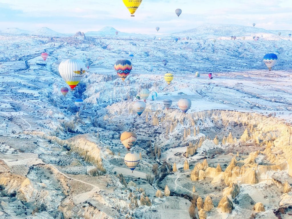 Baloanele plutind în aerul dimineții în Cappadocia